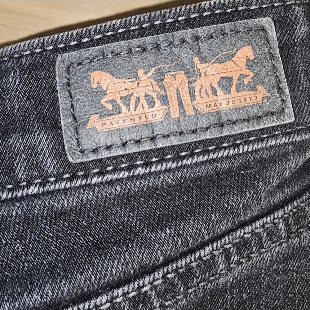 Black Levis with no tags.  In between a straight and skinny.  Waist is 17. - Picture 5 of 8